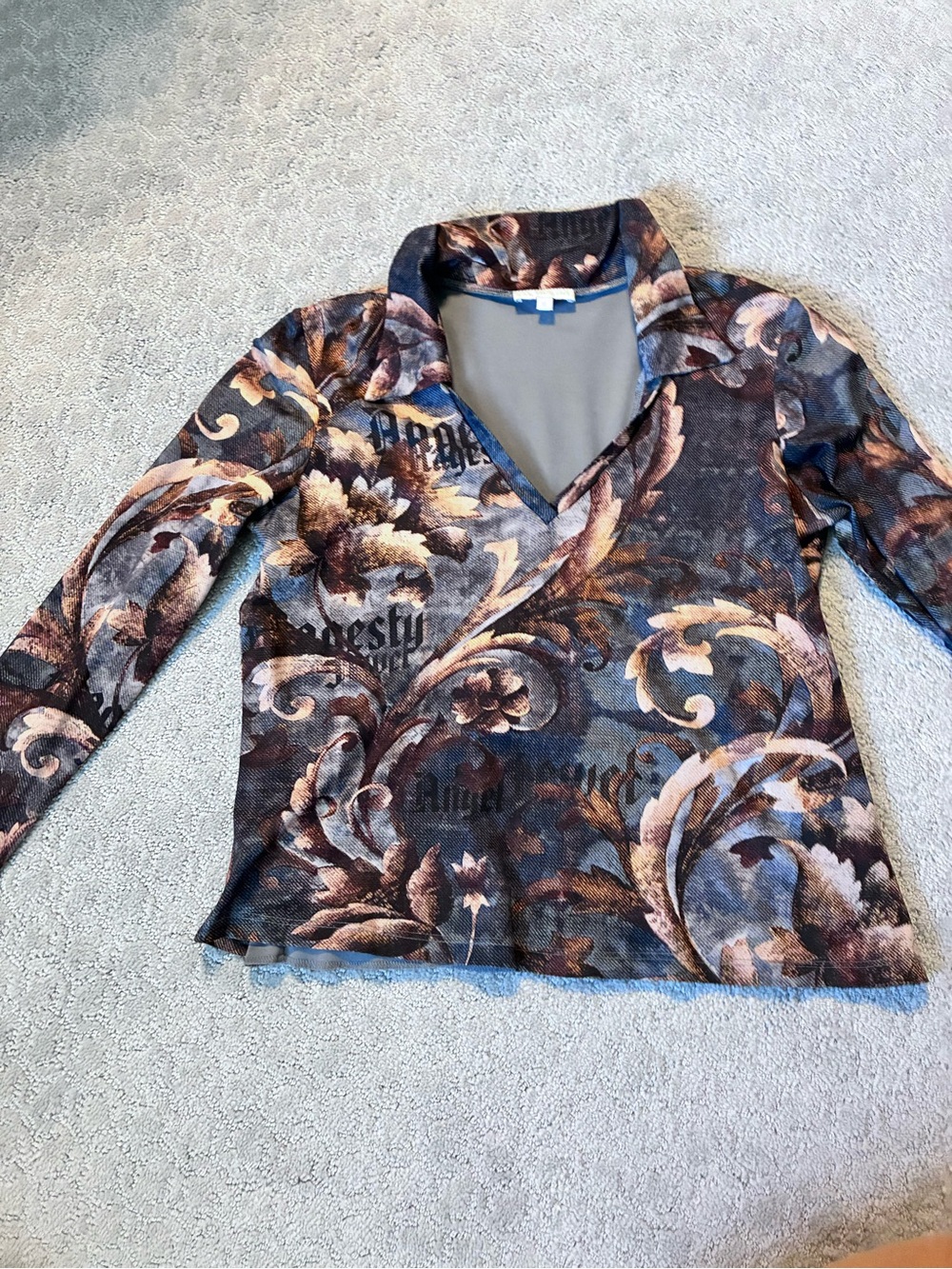 Sarah Kent Long Sleeve V-Neck Printed Top in Brown and Blue